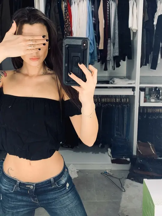 Ingrid, 24 ans — Étudiante au téléphone